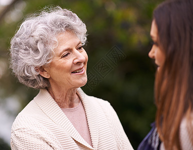 欣赏她女儿的美貌 一位年长女子在户外与女儿共度时光高清图片