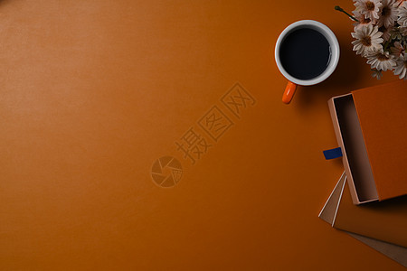 咖啡 笔记本和梳子皮革上的陶瓷工厂的顶端杯子图片