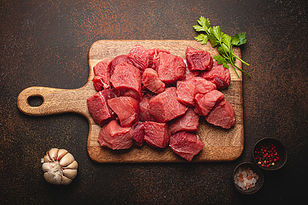 牛肉生肉块 用于在木制切割板上炖菜食物香料猪肉立方体厨房高架牛扒烧烤屠夫砧板图片