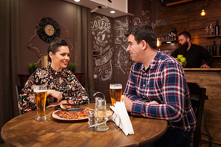 快乐的情侣喝啤酒吃披萨干杯派对男人女朋友女孩啤酒男朋友女士食物微笑图片