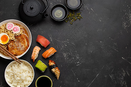 一套日式日本盘子烹饪蛋黄拉面肉汤海鲜桌子餐厅乡村筷子午餐图片