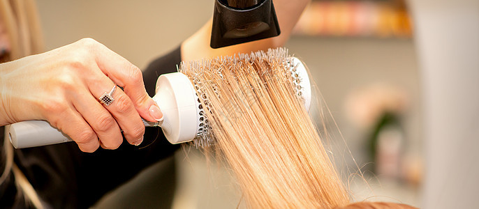 专业理发师干头发 在美容院有理发机和圆梳子顾客理发美容师发型师治疗发型刷子横幅沙龙吹风机图片