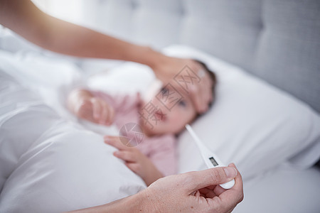 手 发烧和婴儿用母亲的手用家里生病女儿的温度计测量温度 母性父母在卧室里测量或测试她女儿的症状图片