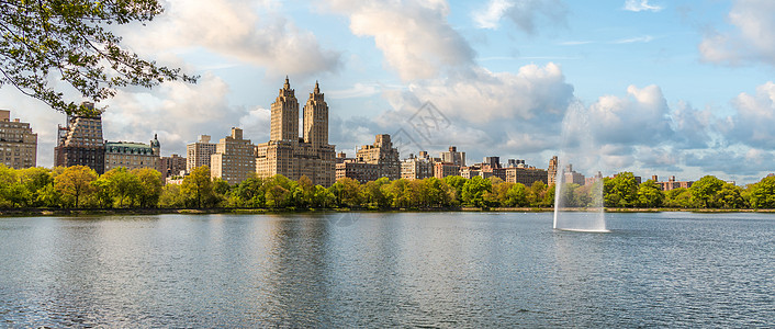 纽约市上西边曼哈顿中城中央公园埃尔多拉多建筑和水库及喷泉池全景(全景)图片