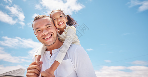 快乐的男人和女孩的肖像在蓝天背景下微笑 而家庭在户外结合在一起 既有趣又甜蜜 父亲带着爱和幸福背着女儿玩耍 拥抱和欢笑图片
