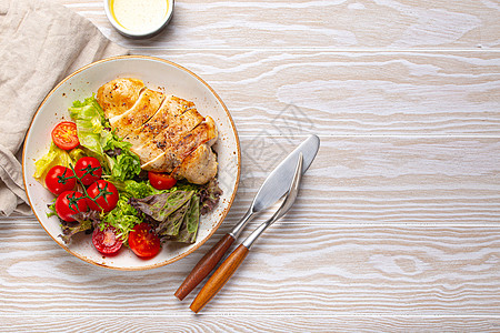 健康沙拉 配有烤鸡母乳复制空间横幅白色蔬菜烧烤胸部盘子倾斜午餐饮食桌子图片