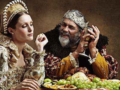 这个宴会让我很厌烦 一个无聊的女王 坐在她丈夫旁边参加宴会图片