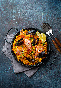 传统西班牙海产食品辣椒桌子小吃夹钳柠檬乌贼厨房美食贝类平底锅海鲜图片
