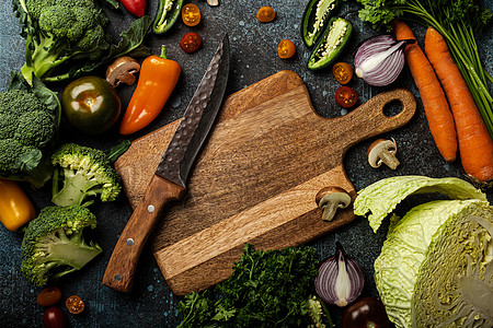 在生锈的混凝土桌上将新鲜蔬菜分类 中间用木板砍板和厨房刀团体菜单排毒市场花园健康美食沙拉营养洋葱图片