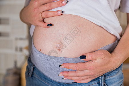 孕妇的腹部 孕妇装 黑色高腰裤 服装概念因腹部增大而变小 专用松紧带图片