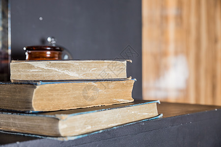 一堆背景模糊的书 图书馆木架上的旧书 阅读和写作概念档案学校大学学习古董法律教育收藏书店群书图片