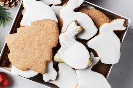 一盒圣诞饼干 以兔子和圣诞树的形式 放在新年装饰品的桌子上 特写美食焙烤盒子甜点糖果面包食物饼干礼物橙子图片