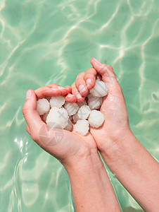 手握海盐水晶的手 在海水背景上被心割下海岸海滩治疗支撑温泉旅游药品晶体死海旅行图片
