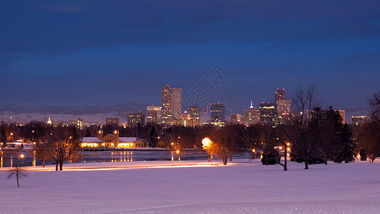 丹佛Mile High市运输蓝色建筑学船库山脉夜景中心景观城市办公室图片