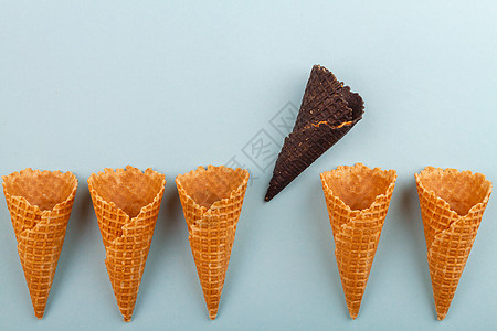 棕色冰淇淋松饼和普通的不一样背景图片