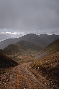 精美的背景 描绘秋山云雾的秋天风云和烟雾岩石顶峰远足公园高山爬坡天空风景旅行环境图片