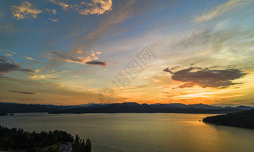 措卡湖美丽的清晨日出 在湖的Jocassee南卡罗利纳峡谷丘陵风景远景山脉蓝色全景反射树木公园背景