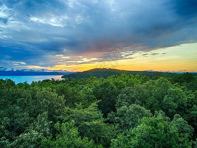 美丽的清晨日出 在湖的Jocassee南卡罗利纳远足旅行反射日落全景树木峡谷公园森林蓝色图片
