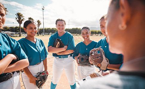 女子棒球运动员队 由教练给予策略和动力以赢得比赛 在体育运动中获胜意味着领导力 团队合作和自豪感 以及垒球团体胜利的健康竞争图片