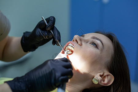 空调安装一名牙医任命妇女用牙套取代拱门的妇女口服微笑青少年手套女士程序牙齿安装访问口腔科背景