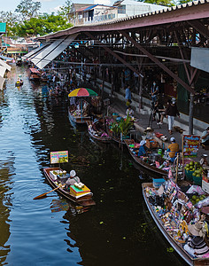 曼谷泰国浮动市场的人们传统帽子运输旅行女士运河食物购物热带情调图片