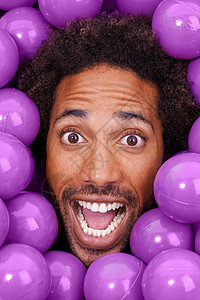 嘿 这个球坑太疯狂了 一个年轻的黑人脸蛋在紫球洞里图片