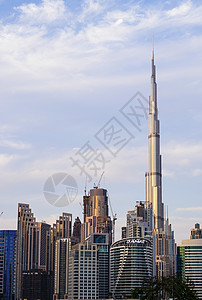 空调安装迪拜 UAE  02 18 2021世界最高建筑从商业海湾区拍摄季节成功玻璃建造蓝色天空摩天大楼街道百叶窗天气背景
