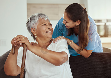 坐在疗养院的客厅沙发上 带着看护者微笑的快乐 放松和高级女性 帮助年长女士或患者的支持 帮助和专业护士或医护人员图片