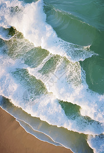 从上面的海滩和海浪 顶部的水背景 夏日从空中袭来 蓝色海洋的鸟瞰图攻击天线空气波浪图片