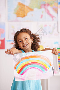 你难道不喜欢颜色吗 一个小女孩拿着她画的彩虹图画 拍了张小姑娘的照片卷发孩子们微笑黑发女孩们创造力孩子女性房子童年图片