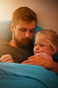 他们一起漂流到梦乡 一个小女孩睡在她父亲的怀抱里躺在床上图片
