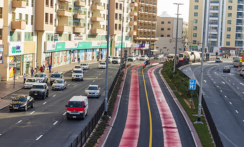 迪拜 阿联酋  2022年8月1日  该城市的旧城区 称为Bur Dubai旅行人群外籍旅游街道运输汽车交通基础设施人士图片