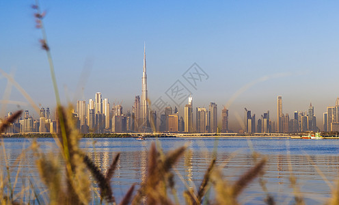月水阿联酋迪拜  2022 年 11 月 2 日  从迪拜河港拍摄的迪拜天际线景观 城市天气太阳天空季节旅行记录晴天码头建筑学全景背景