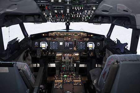 无人驾驶电子仪表板的空飞机驾驶舱图片