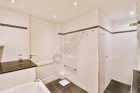 淋浴小屋附近的Sinks和浴缸住宅水平盒子白色房子反射镜子卫生间龙头玻璃图片