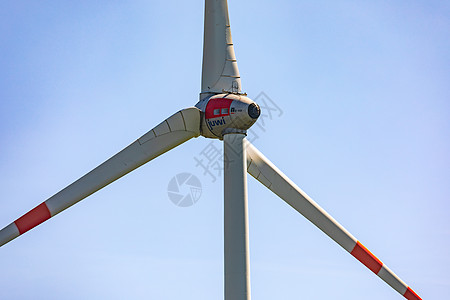 风车的巨型螺旋桨 作为产生绿色电力的风力农场的一部分轮机发电风能旋转生态蓝天场地活力地标天空图片