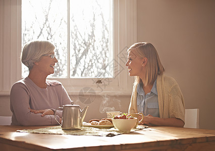 一位有魅力的年轻女子去她奶奶家喝茶 她想请我吃晚饭白发茶杯房子女性眼镜纽带祖母成人闲暇老年人图片