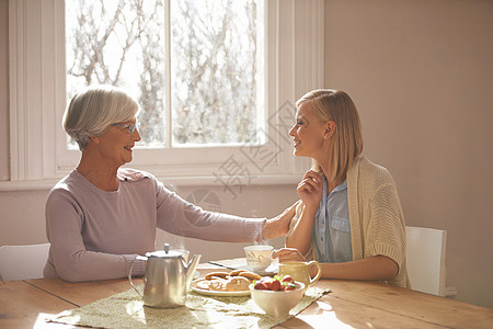 一位有魅力的年轻女子去她奶奶家喝茶 她想请我吃晚饭微笑家庭老年女士孙子幸福老人女孩孙女桌子图片