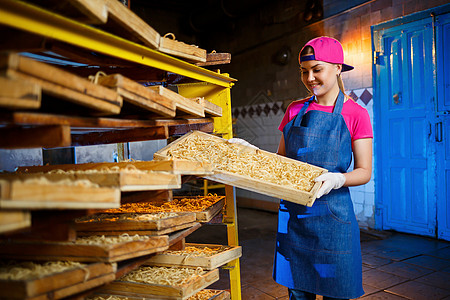 通心粉工厂 意大利面生产 生意大利面 拿着一盒意大利面的工人 女孩在意大利面的生产中工作加工生产线商品制作人贸易农产品机械面条机图片
