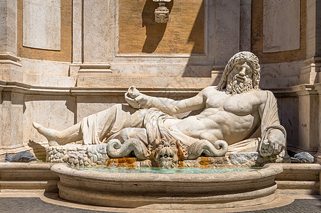 著名的希腊海洋神雕塑 名为Marforio 位于意大利罗马 艺术中的经典神话博物馆石头地标旅行宗教上帝古董历史性雕像历史图片