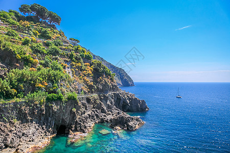 地间海岸线悬崖和孤单帆船 意大利利古里亚图片