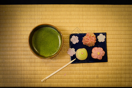 日本甜食与绿色茶叶照片高清图片