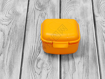 木制背景的黄色塑料午餐盒厨房餐具午餐家庭孩子们学校饭盒插图贮存食物背景图片