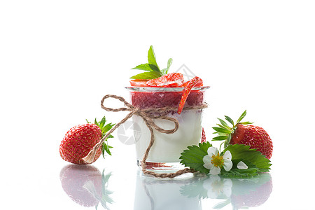 甜甜自制酸奶 加草莓果酱和玻璃杯中的新鲜草莓乡村鞭打牛奶浆果奶油营养奶制品食物早餐饮食图片