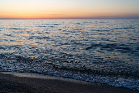 日落天空反射在水中 鸟瞰图 旅游目的地 假期概念 冥想海洋和全景海滩景观 橙色的天窗平静放松的夏日心情图片
