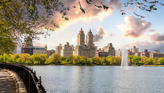 纽约市曼哈顿中城中央公园的天际线全景与埃尔多拉多建筑和带喷泉的水库双胞胎天空景观城市池塘叶子市中心建筑学公园摩天大楼图片