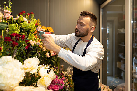 花店家选花朵做冰箱的花束图片