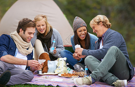 年轻 自由 享受豪华户外活动 一群朋友一起享受户外野餐图片