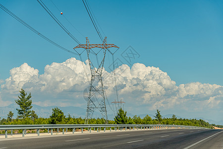 沿一条国家公路的电线杆高压电压发电电线杆植物能量电力电气场地蓝色力量技术电缆动力塔图片