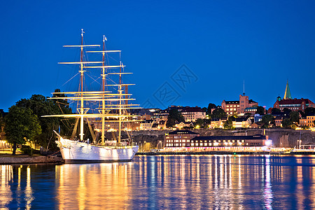 斯德哥尔摩市海港和海滨晚夜景台游客正方形议会全景教会城市街道首都地标胰岛背景